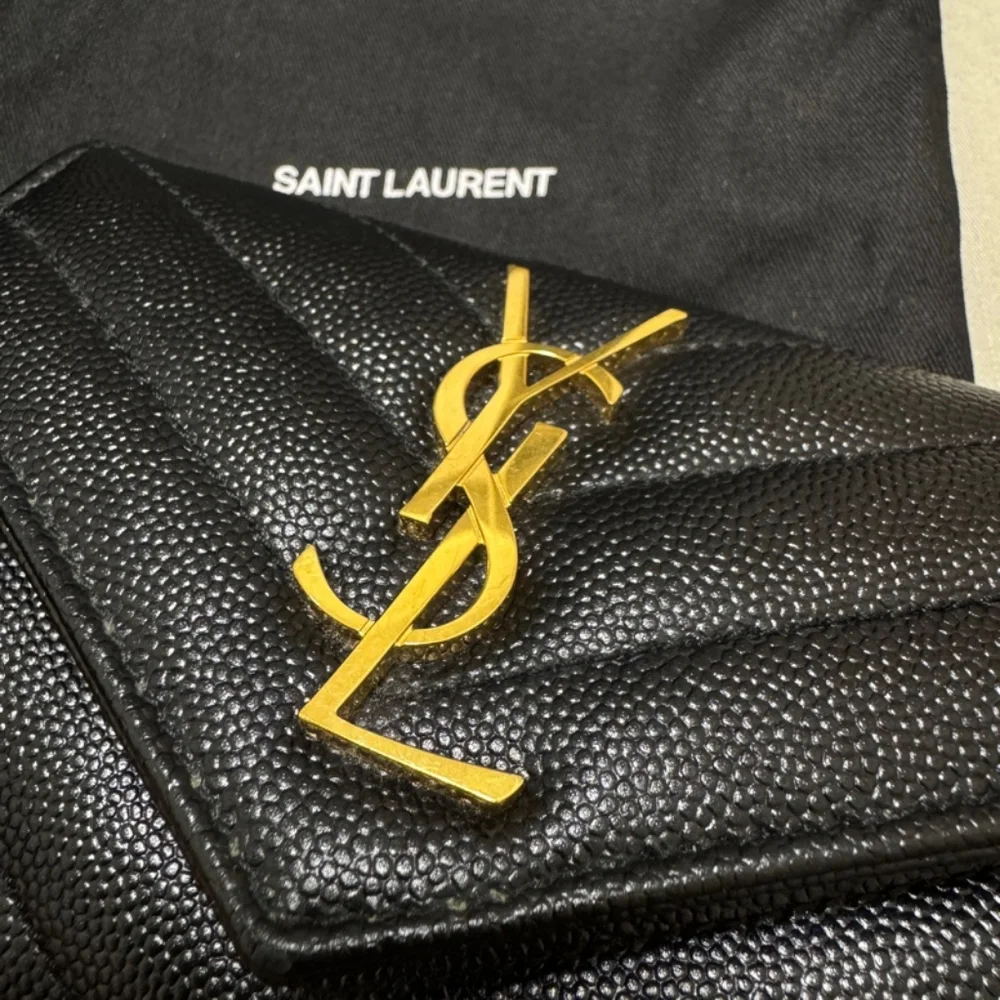 Yves Saint Laurent Monogramme Small Grain De Poudre Envelope Wallet - Picture 5 of 8